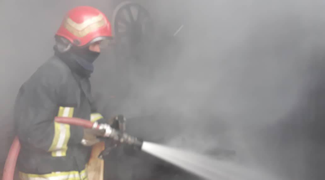 آتش سوزی کارگاه تولیدی مبل 