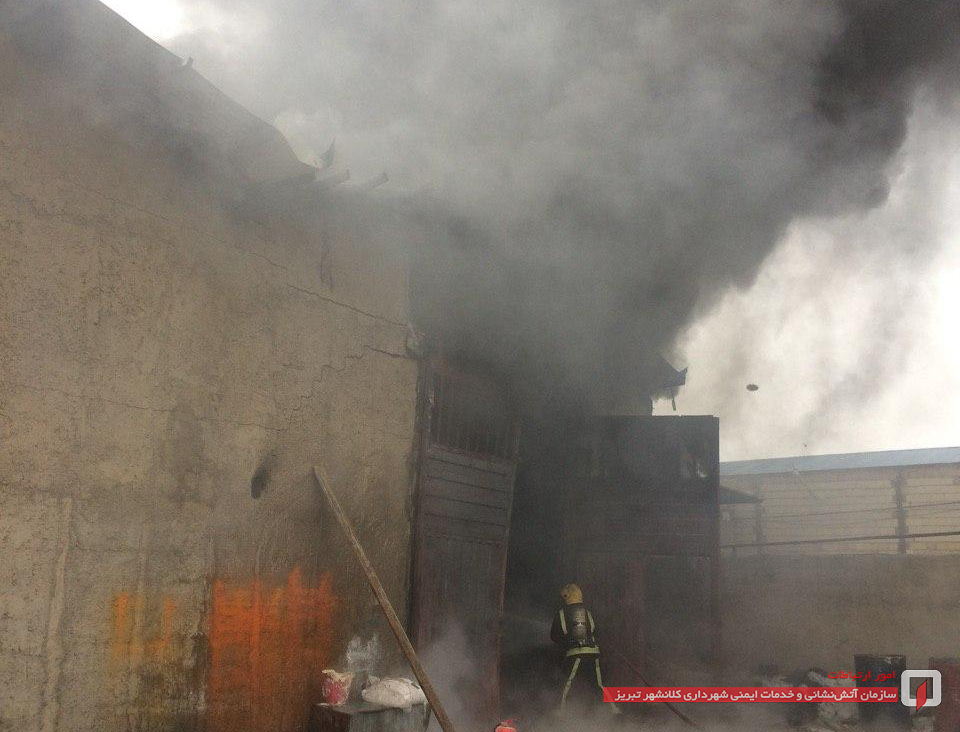 آتش سوزی کارگاه تولیدی لوازم کفش در جاده تبریز آذرشهر