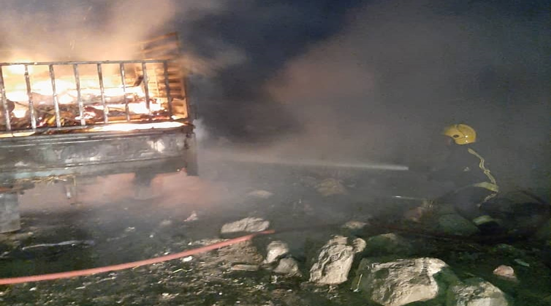  آتش سوزی خودرو نیسان در سه راهی پالایشگاه